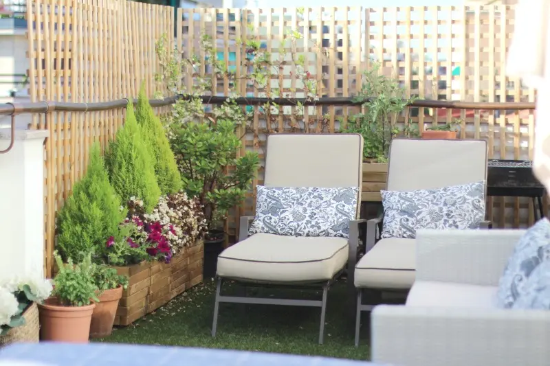 decoración terraza bonita con césped 13