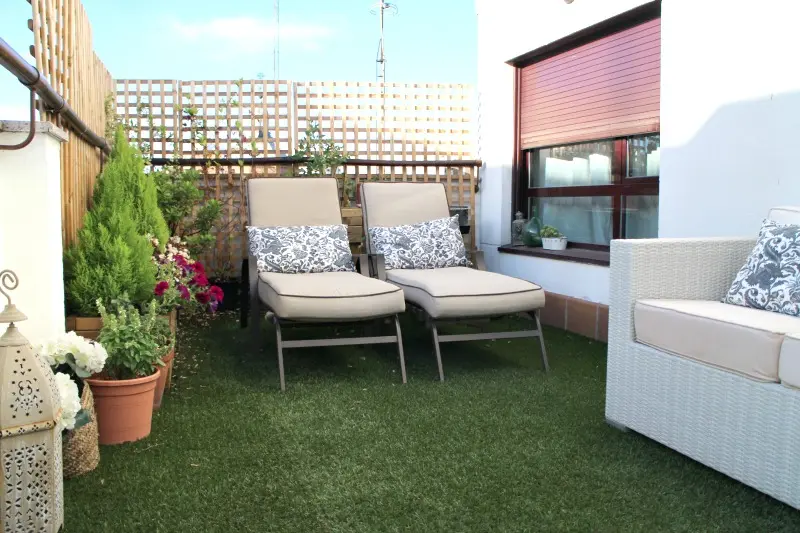 decoración terraza bonita con césped 2