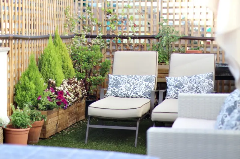 decoración terraza bonita con césped 3