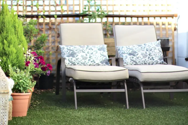 decoración terraza bonita con césped 6